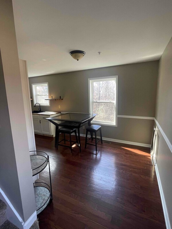 Building Photo - 206 Maple Dr