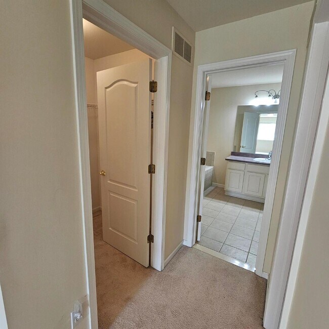Building Photo - 3 Bedroom, 2.5 Bath Condo, Kitchen with St...