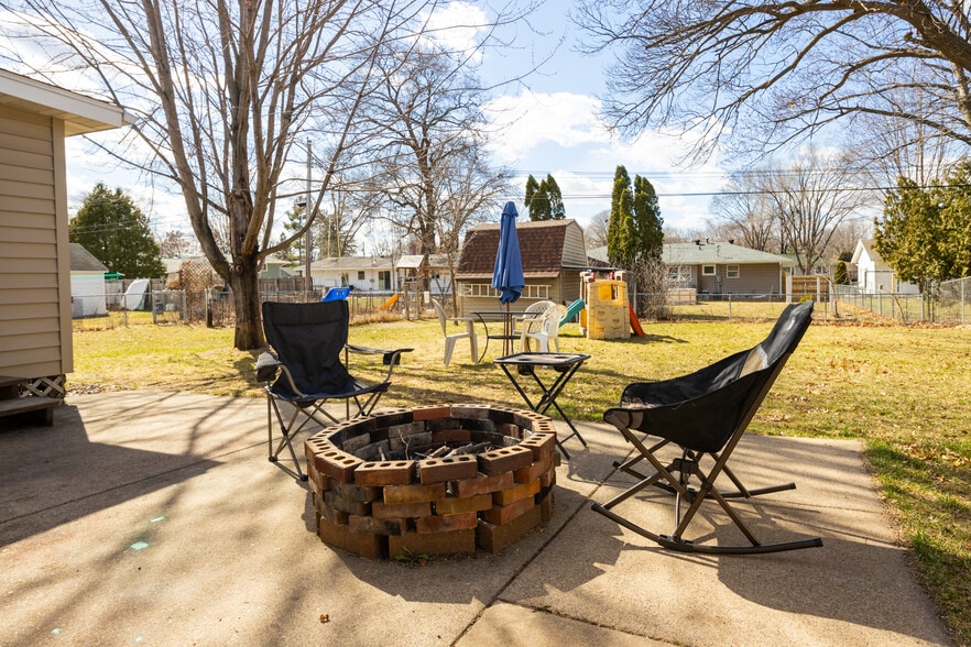 Building Photo - 2828 Saturn Ave