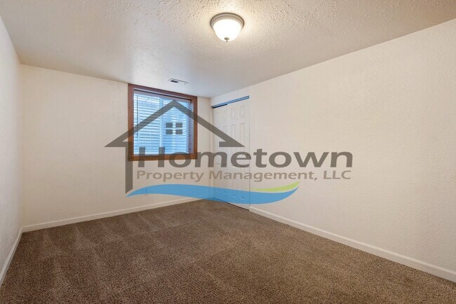 Building Photo - 1468 E Burnham Ave