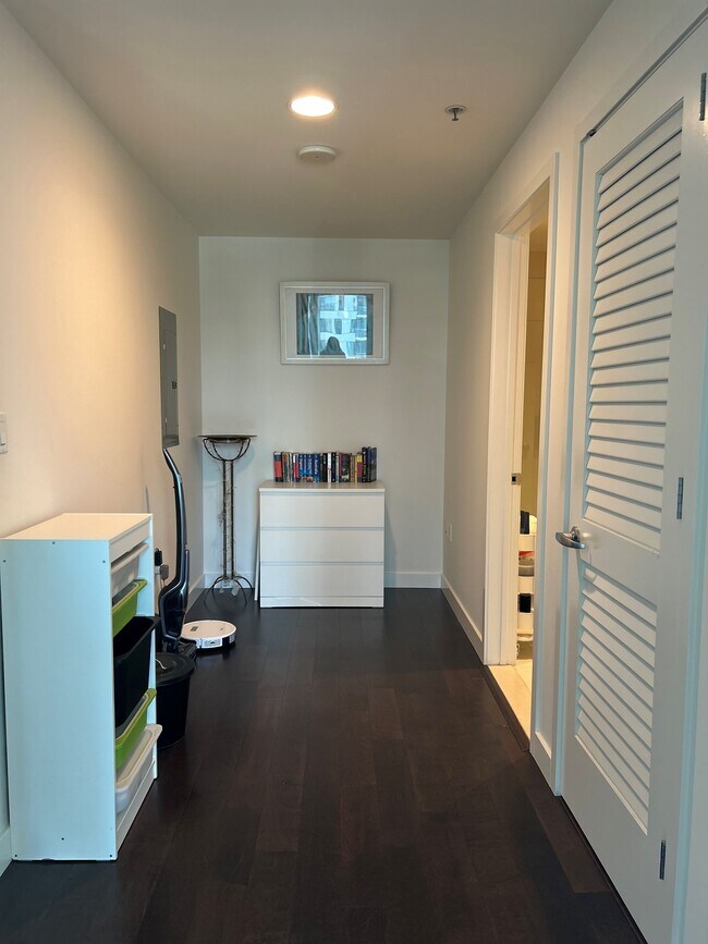 Den - 338 Spear St