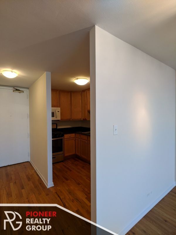 Building Photo - 4600 N Clarendon Ave