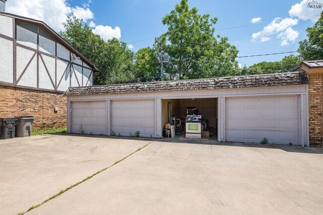 Building Photo - 2413 Lou Ln