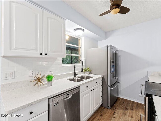 Building Photo - 879 Ponderosa Dr
