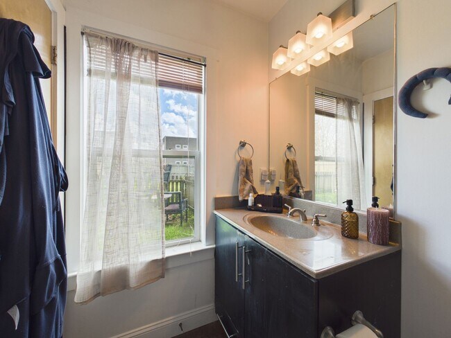 Building Photo - 1112 Porter St