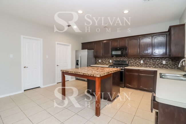 Building Photo - Welcome home to this stunning 3 bedroom, 2.5 bathroom home