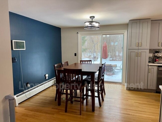 Building Photo - 128 Thurston St