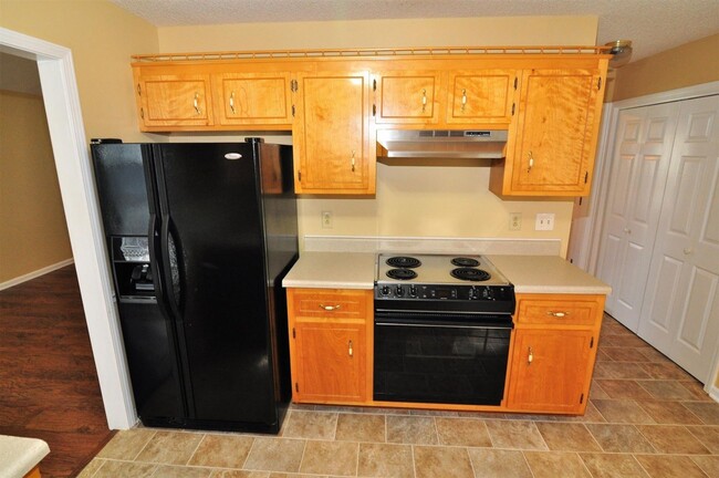 Building Photo - Sweet 3 bed 2.5 ba.  1 car garage in St B