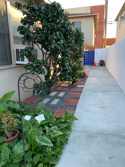 Walkway - 1517 Pontius Ave