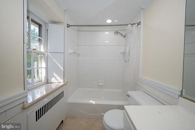 Building Photo - 714 Greythorne Rd