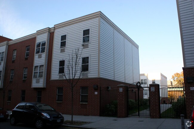 Building Photo - Stadium Court