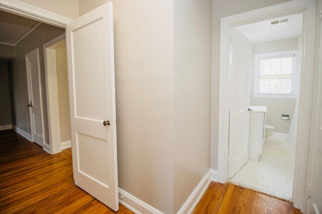 Building Photo - Bright & Modern Renovated 1-Bedroom Condo ...
