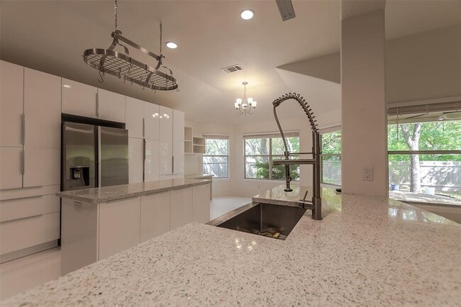 Building Photo - 2210 Zoa Dr