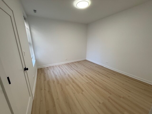 Building Photo - 7717 N Sheridan Rd