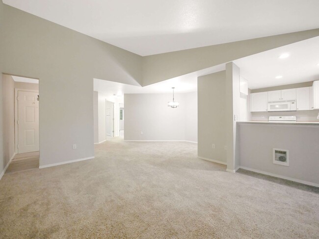 Building Photo - 2 Bed and 1 Bath Exceptional Condo is Avai...