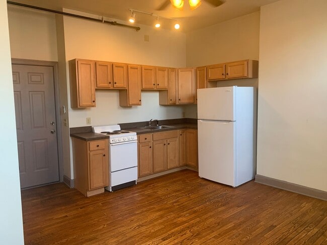 Building Photo - Available Now! Modern 1 Room Studio Apartment in Downtown York City Building