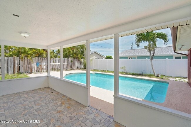 Building Photo - 765 Palm Dr