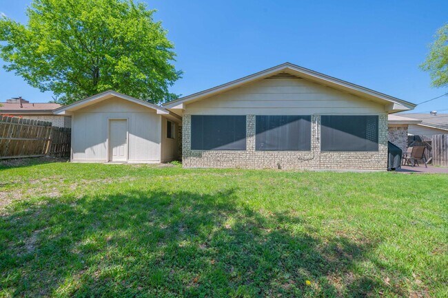 Building Photo - 303 Manning Dr