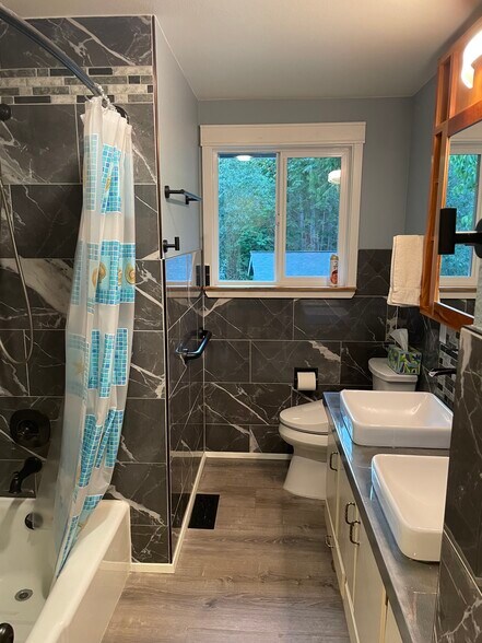Main hall bath with double vanity - 2186 Evergreen Ave SE