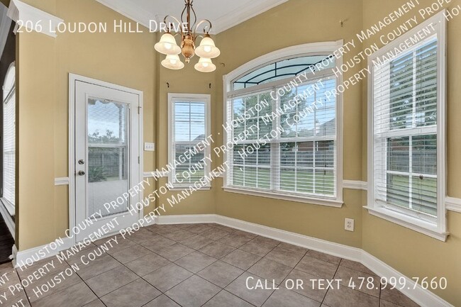 Building Photo - Single level - Split floor plan - All bric...