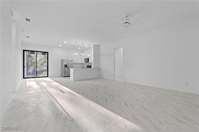 Building Photo - 567 Flamingo Ave S