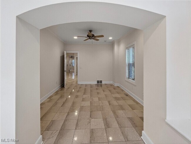 Building Photo - 2033 Fairview Ave