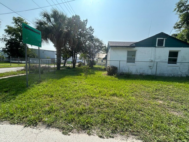 Building Photo - 1602 Wambolt St