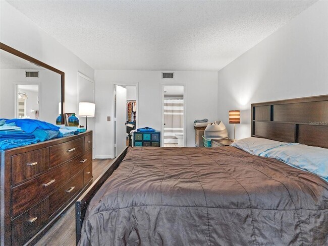 Building Photo - 4507 S Oak Dr