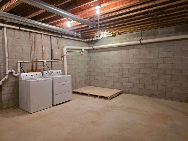 Building Photo - 17 Springhill Dr