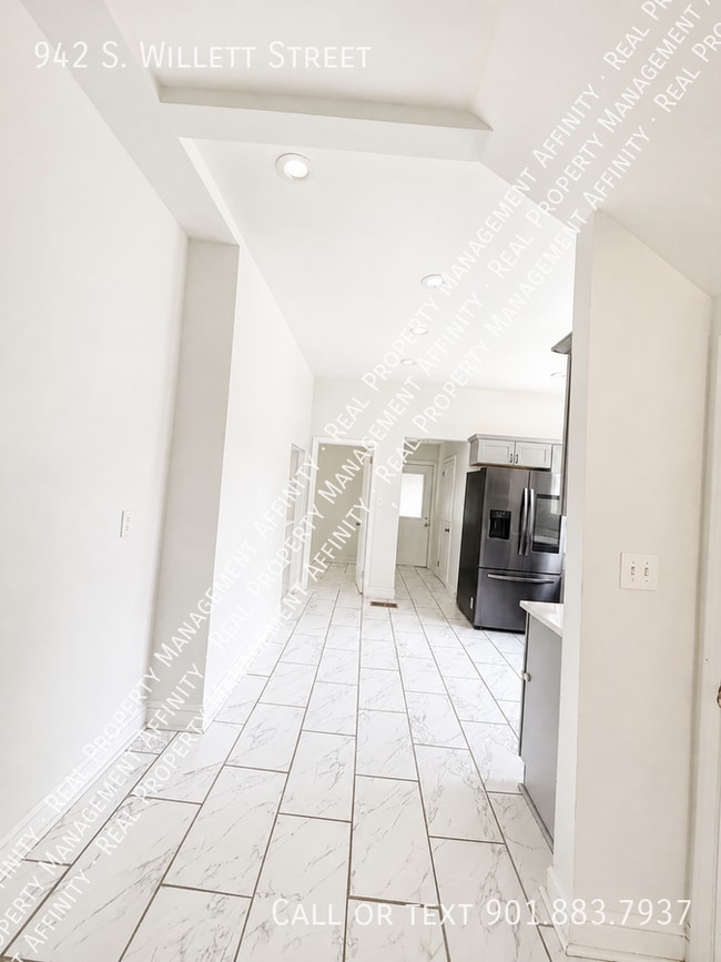 Building Photo - 942 S Willett St