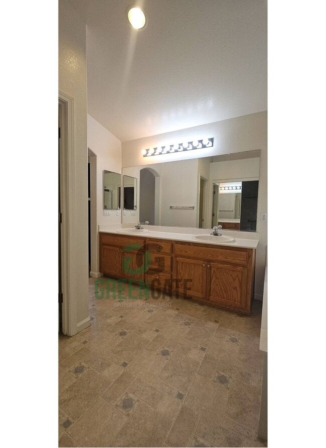 Building Photo - Beautiful 4 Bedroom, 3 Bathroom Home in Tr...