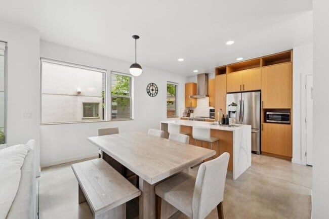 Building Photo - 3 bedroom in Seattle WA 98118