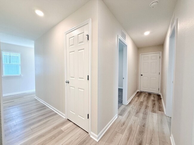 Building Photo - Beautiful 4BR Home with Open Floor Plan & Fully Fenced Backyard