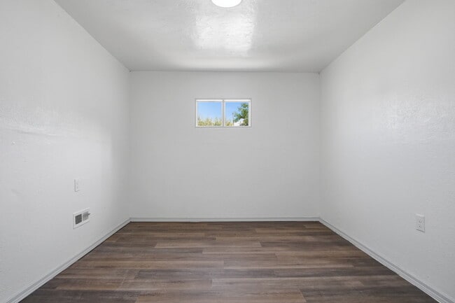 Building Photo - 549 E Ercoupe Dr