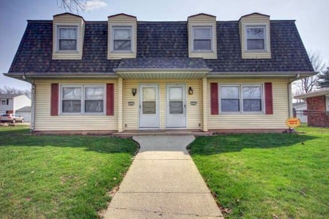 Building Photo - 1010 Crescent Dr