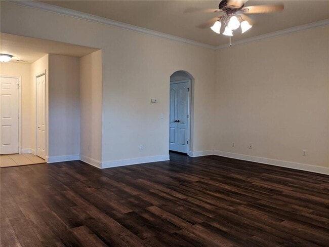 Building Photo - 560 Dogwood St