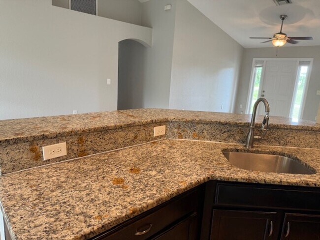 Building Photo - Spacious 3 Bed / 2 Bath Home in the Heart ...
