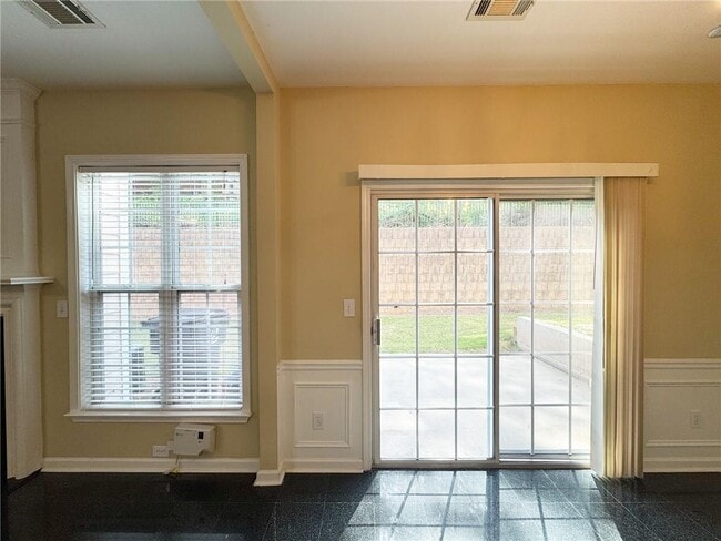 Building Photo - 2442 Fairlie Dr