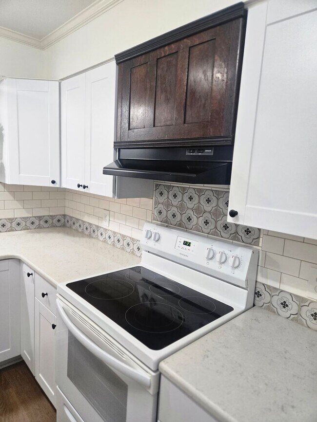 Building Photo - Lindley Park Rental!