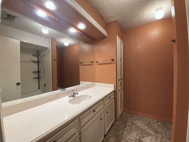 Building Photo - 9515 Hendon Ln