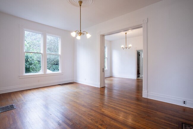 Building Photo - 1940-1946-1946 SW Market St Dr