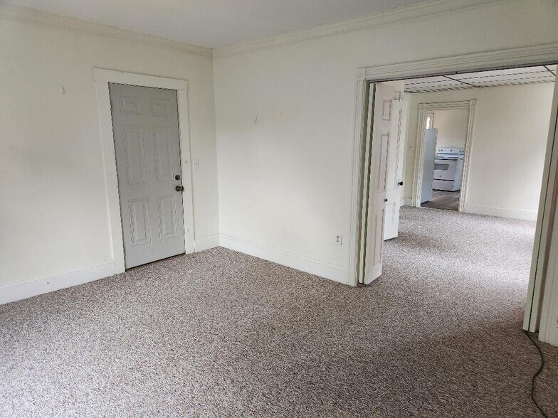 Building Photo - 261 Elm St