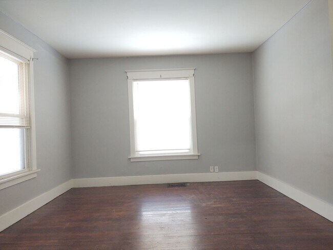 Building Photo - SW 201/203  E Locust