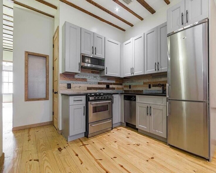 Building Photo - 208 Starr St