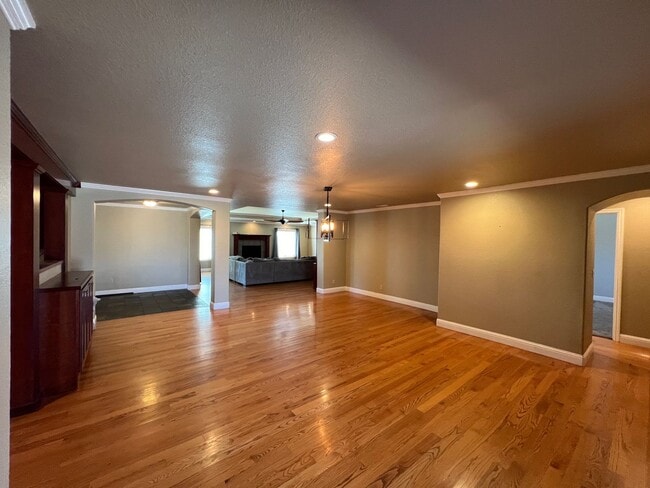 Building Photo - Stunning Country property in Oakdale!
