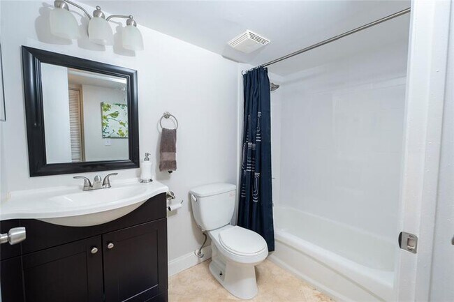 Building Photo - 520 SE 5 Ave