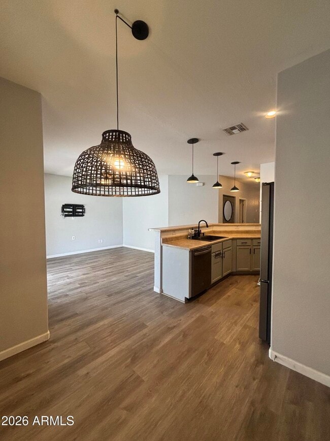 Building Photo - 948 E Savannah Dr