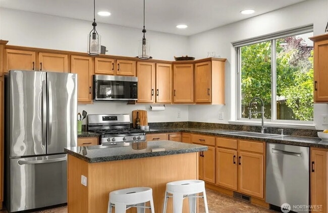 Building Photo - Spacious 4-Bedroom Gem with Fully Fenced Y...