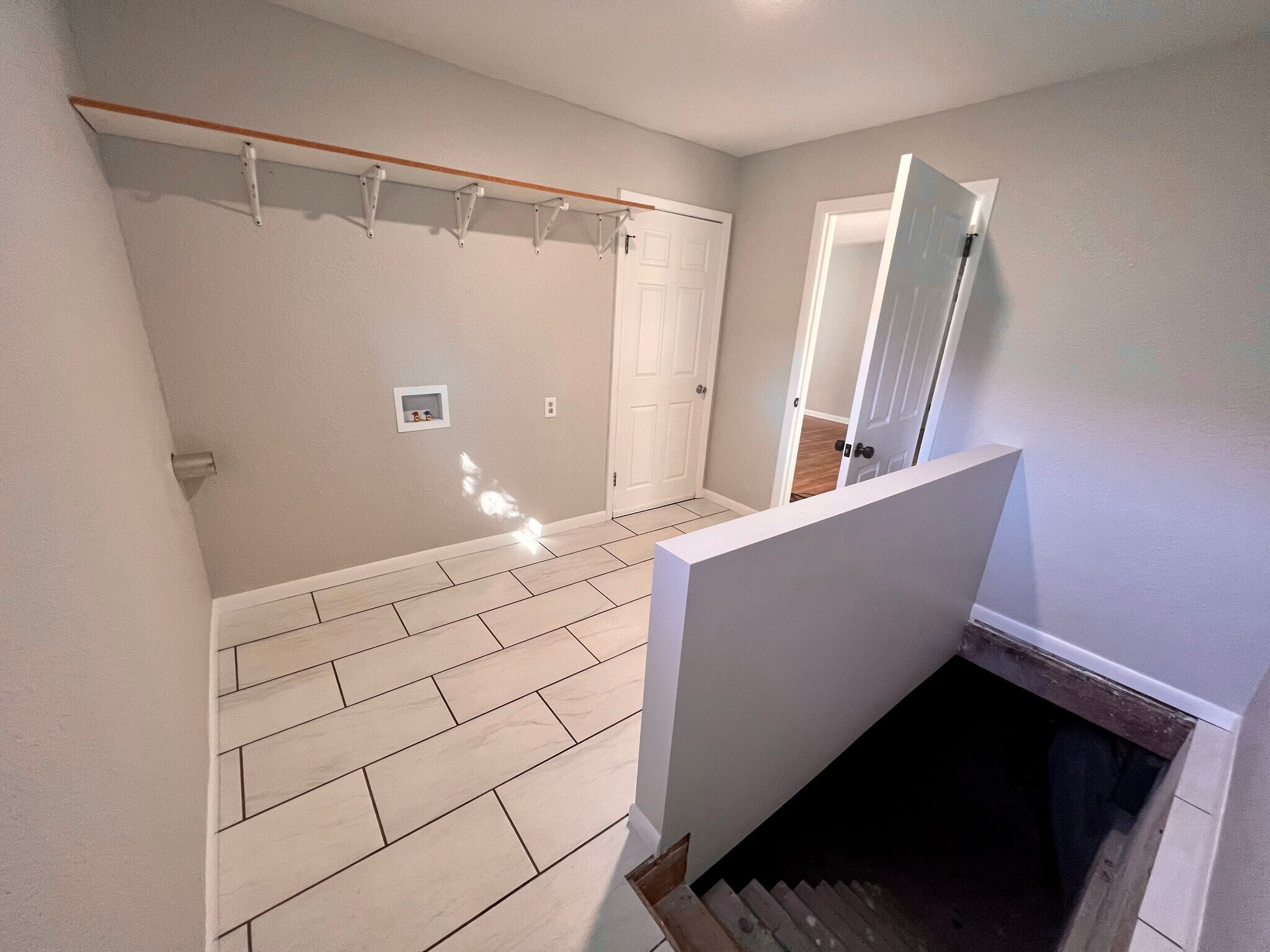 Laundry / mud room - 2717 W 25th St N