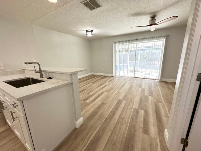 Building Photo - 804 E South St